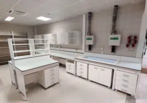 Paillasse en industrie composé des équipements suivant : laverie, meuble suspendu et paillasse avec dosseret mural